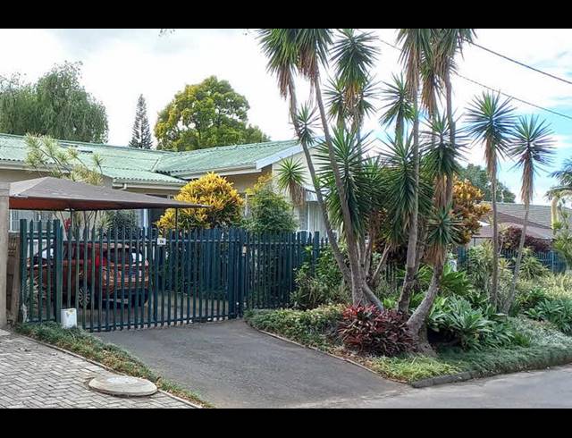 6 BEDROOM CLUSTER FOR SALE IN MANORS